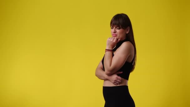 Video Chica Con Expresión Facial Reflexiva Sobre Fondo Amarillo Concepto — Vídeo de stock