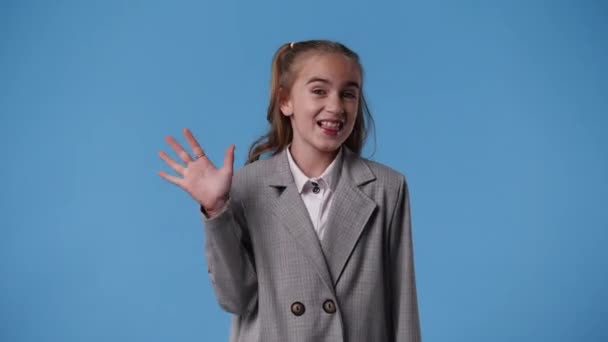 Video Von Mädchen Mit Listigen Gesichtsausdruck Auf Blauem Hintergrund Konzept — Stockvideo