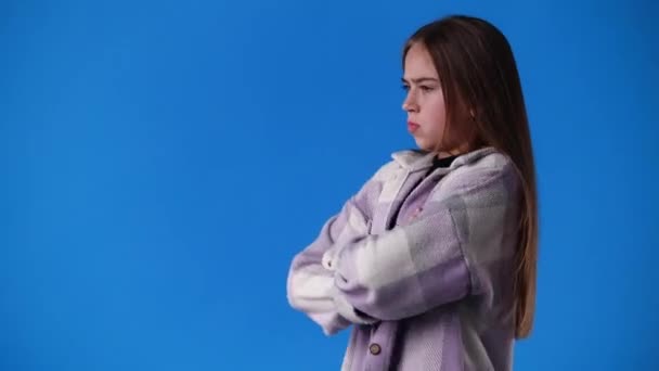 Video Dari Seorang Gadis Dengan Ekspresi Wajah Negatif Atas Latar — Stok Video