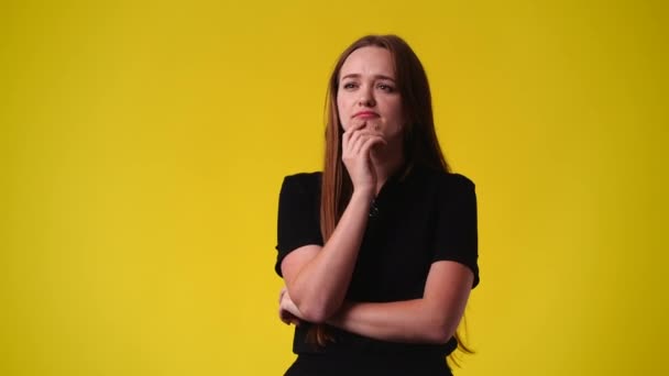 Video Dívky Přemýšlivým Výrazem Obličeje Žlutém Pozadí Koncept Dívky Nápady — Stock video