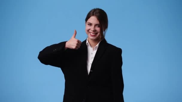 Видео Одной Девушки Показывающей Большой Палец Синем Фоне Концепция Эмоций — стоковое видео