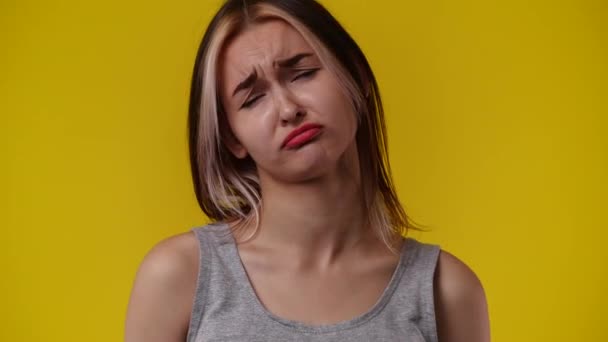 Wideo Jedną Smutną Dziewczyną Która Pozowała Żółtym Tle Pojęcie Emocji — Wideo stockowe