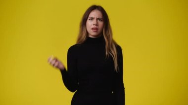 Bir kızın mavi arkaplanı işaret ettiği 4K video. Fikirleri olan kız kavramı..
