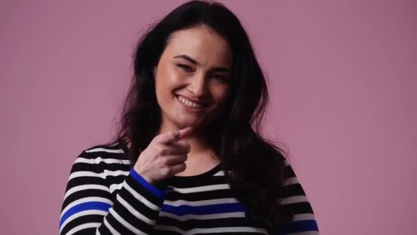 Filmik Jednej Kobiety Pozującej Filmu Różowym Tle Pojęcie Emocji — Wideo stockowe