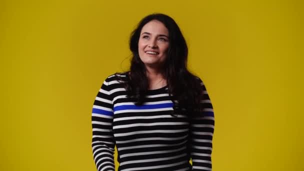 Sarı Arka Planda Bir Şeyin Hayalini Kuran Bir Kadının Videosu — Stok video