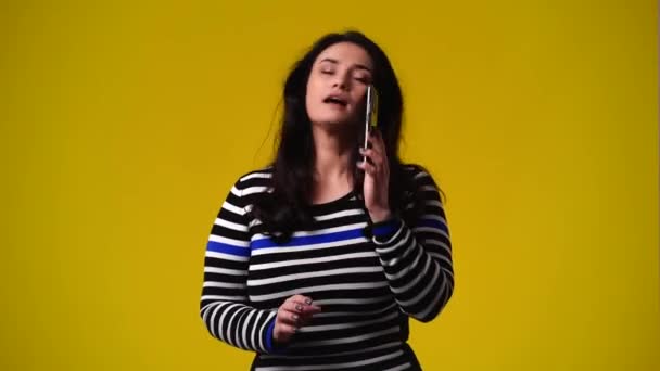 Video Una Mujer Que Después Hablar Por Teléfono Emocionalmente Regocija — Vídeo de stock