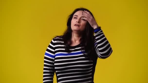 Video Una Mujer Que Sufre Dolores Cabeza Sobre Fondo Amarillo — Vídeos de Stock