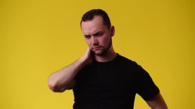 Bir adamın sarı arka planda bir şey düşünüp şüphe ettiği 4K video. Duyguların kavramı.