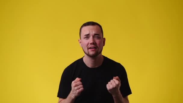 Video Muže Který Podporuje Někoho Přes Žluté Pozadí Pojetí Emocí — Stock video
