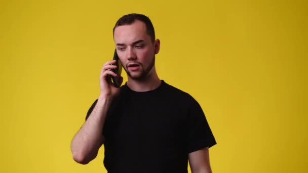 Vidéo Homme Qui Crie Avec Colère Contre Quelqu Téléphone Sur — Video