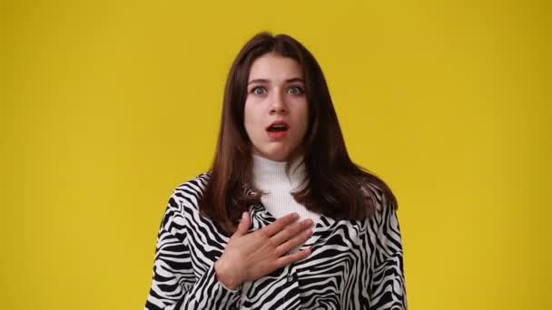 Wideo Jednej Dziewczyny Która Reaguje Negatywnie Coś Żółtym Tle Pojęcie — Wideo stockowe