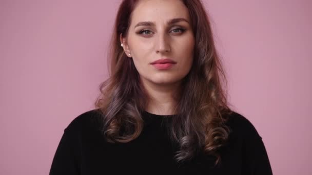 Video Einer Frau Die Traurig Auf Rosa Hintergrund Posiert Konzept — Stockvideo