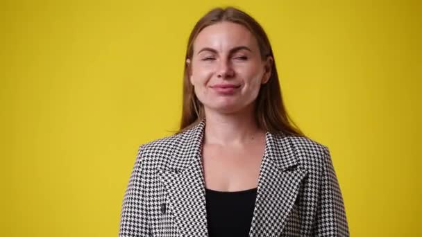 Video Van Een Vrouw Die Stilte Teken Gele Achtergrond Concept — Stockvideo