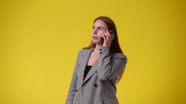 Video Kvinna Som Ropar Ilsket Någon Telefonen Över Gul Bakgrund — Stockvideo