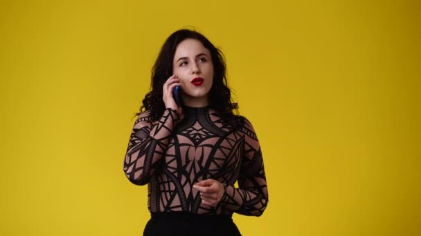 Video Jedné Ženy Která Rozhovoru Telefonu Emocionálně Raduje Žlutého Pozadí — Stock video