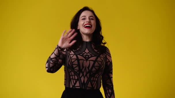 Video Jedné Ženy Pozdravit Někoho Přes Žluté Pozadí Pojetí Emocí — Stock video