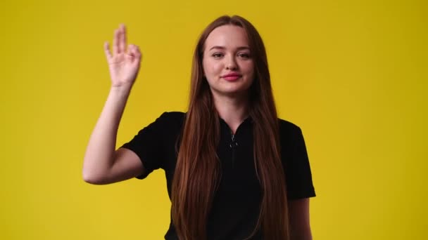 Sakte Film Jente Som Viser Tegn Smiler Gul Bakgrunn Følelsesbegreper – stockvideo