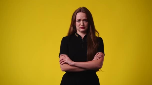 Powolny Film Dziewczyny Która Krzyżuje Ramiona Reaguje Negatywnie Coś Żółtym — Wideo stockowe