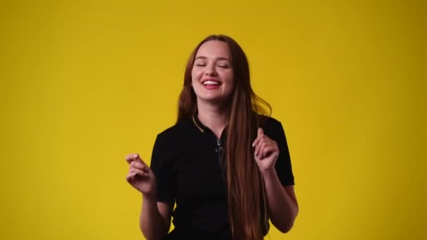 Sarı Arka Planda Dans Eden Bir Kızın Videosu Duyguların Kavramı — Stok video
