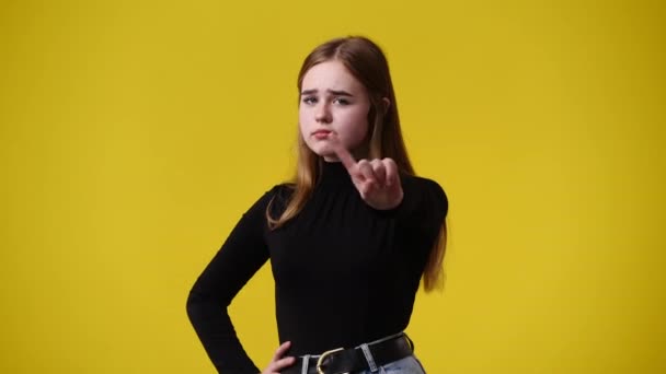 Spowolniony Film Jednej Dziewczyny Która Reaguje Negatywnie Coś Ponad Żółtym — Wideo stockowe