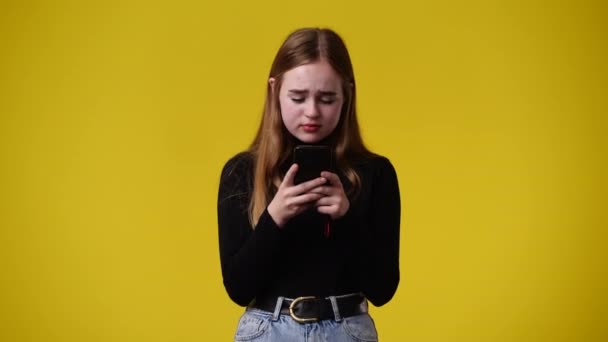 Video Una Chica Que Sonríe Escribe Texto Sobre Fondo Amarillo — Vídeos de Stock