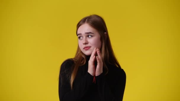 Filmik Jedną Dziewczyną Która Coś Ukrywa Nad Żółtym Tłem Pojęcie — Wideo stockowe