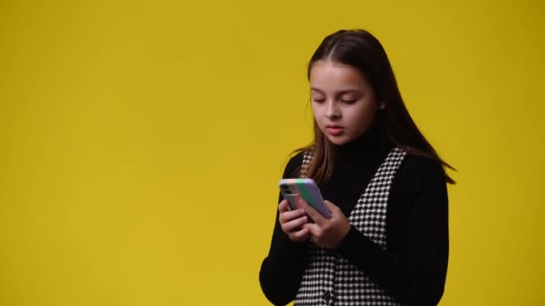 Wideo Jednej Dziewczyny Która Uśmiecha Się Pisze Tekst Żółtym Tle — Wideo stockowe