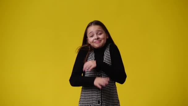 Відео Однієї Дівчини Яка Сумнівається Махає Руками Жовтому Тлі Поняття — стокове відео