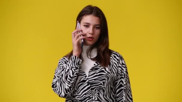 Video Una Chica Que Habla Por Teléfono Luego Regocija Emocionalmente — Vídeo de stock