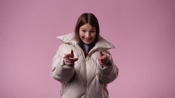 Video Jente Som Viser Tommelen Opp Smiler Rosa Bakgrunn Følelsesbegreper – stockvideo