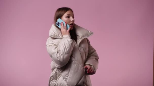 Video Jedné Dívky Která Mluví Telefonu Přes Růžové Pozadí Pojetí — Stock video