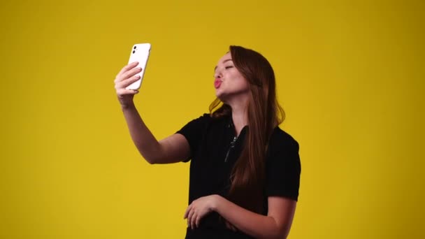Video Una Ragazza Che Prende Selfie Sul Suo Telefono Sfondo — Video Stock