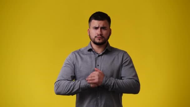 Video Von Einem Wütenden Mann Der Vor Gelbem Hintergrund Kämpfen — Stockvideo
