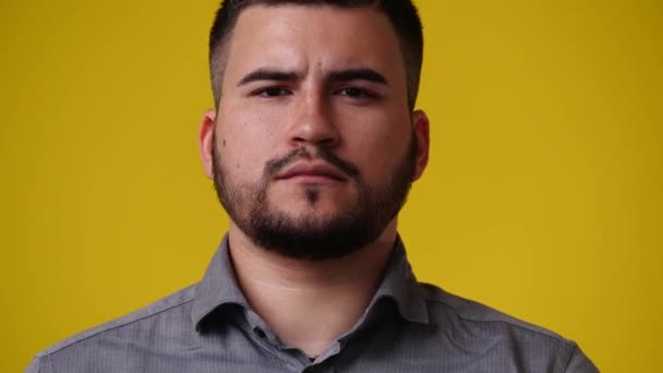 Video Hombre Que Posa Sobre Fondo Amarillo Concepto Emociones — Vídeo de stock