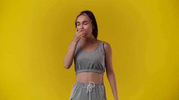 Video Jedné Dívky Usrkává Probouzí Přes Žluté Pozadí Pojetí Emocí — Stock video