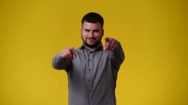 Sarı arka planda onunla birlikte birini arayan bir adamın 4K videosu. Duyguların kavramı.