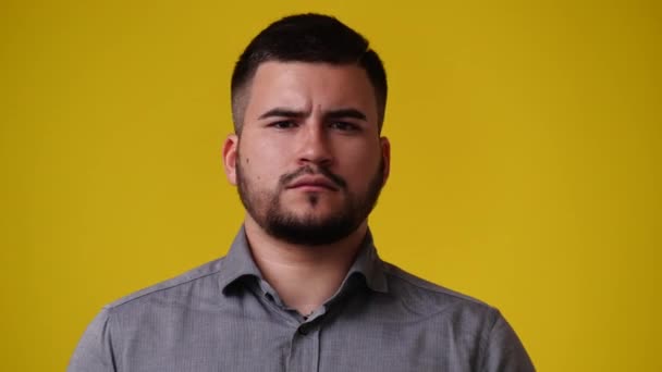 Videó Egy Emberről Aki Negatívan Reagál Valamire Sárga Háttérrel Érzelmek — Stock videók