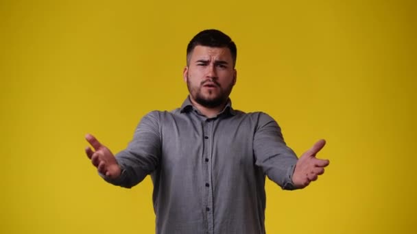 Video Muže Který Emocionálně Nadává Žluté Pozadí Pojetí Emocí — Stock video