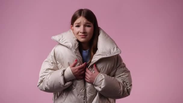 Video Jedné Dívky Která Reaguje Negativně Něco Přes Růžové Pozadí — Stock video