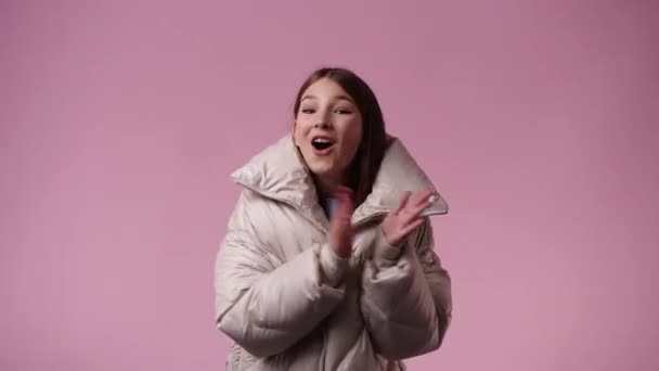 Video Una Chica Aplaude Sus Manos Felicita Alguien Sobre Fondo — Vídeos de Stock
