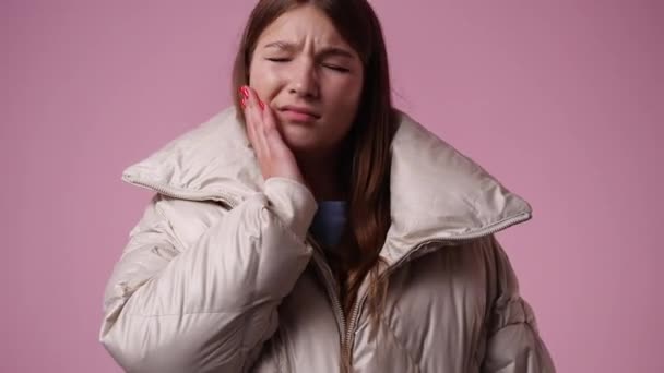 Wideo Jednej Dziewczyny Która Cierpi Bóle Zębów Różowym Tle Pojęcie — Wideo stockowe