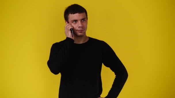 Video Van Een Man Die Aan Telefoon Gele Achtergrond Concept — Stockvideo