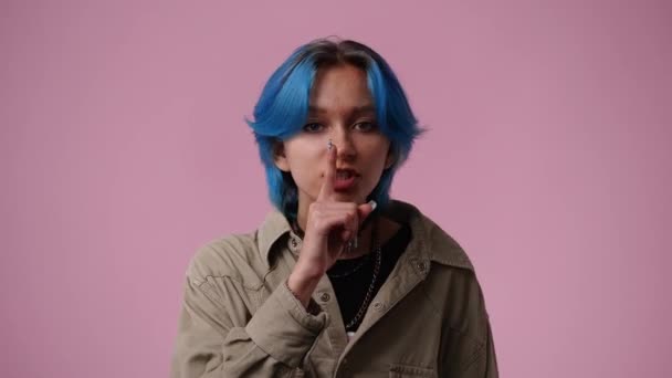 Video Van Een Meisje Tonen Stilte Teken Roze Achtergrond Concept — Stockvideo