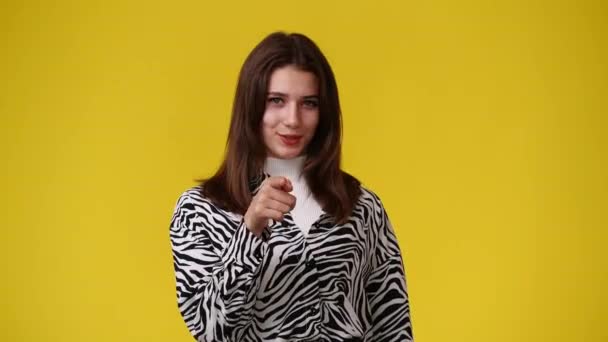 一个女孩的4K慢动作视频要求在黄色背景下呼叫某人 情绪的概念 — 图库视频影像