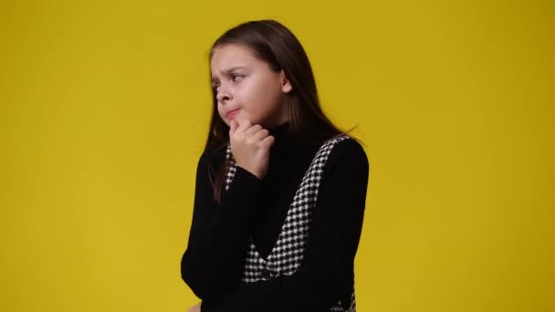 Video Una Chica Preocupada Que Pensando Algo Sobre Fondo Amarillo — Vídeo de stock