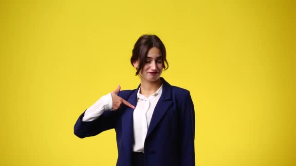 Wideo Dziewczyny Która Wskazuje Siebie Żółtym Tle Pojęcie Emocji — Wideo stockowe