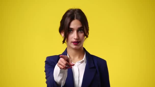 Sarı Arka Planda Birine Sessiz Olmasını Gösteren Bir Kızın Videosu — Stok video