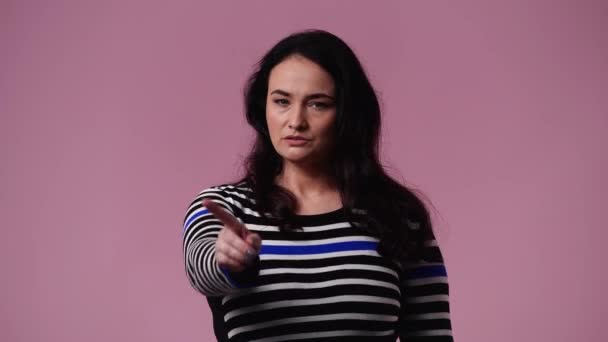 Повільне Відео Однієї Жінки Яка Негативно Реагує Щось Над Рожевим — стокове відео