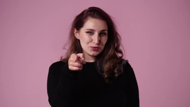 Відео Однієї Жінки Просить Когось Зателефонувати Рожевий Фон Поняття Емоцій — стокове відео