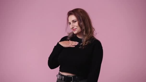 Video Van Een Vrouw Die Lief Bedankt Voor Iets Roze — Stockvideo